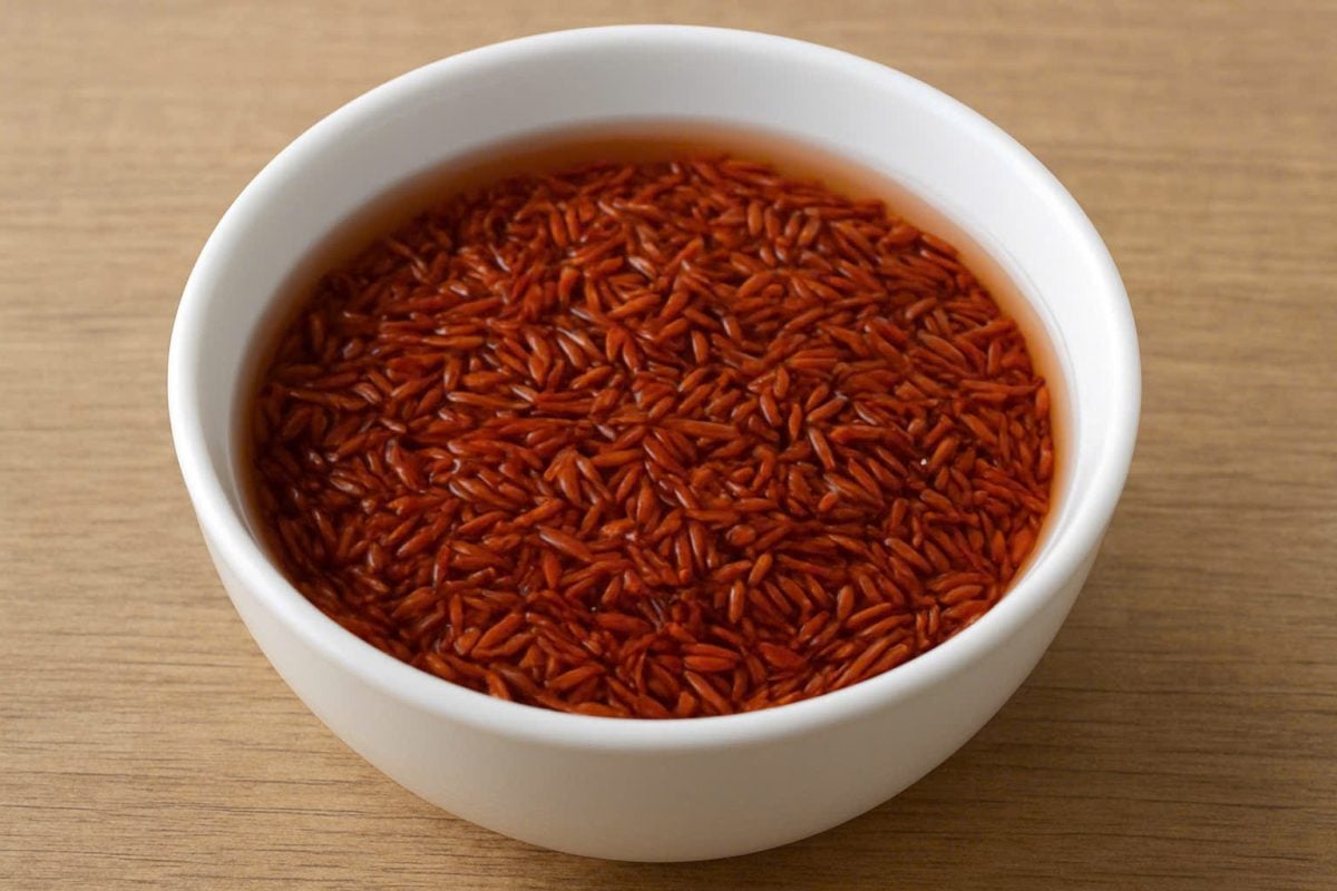 Gạo lứt nên được vo nhẹ cho sạch trước khi ngâm 